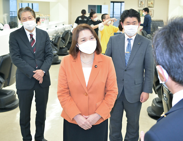 22励ます会ニュース1（理美容学校視察）.jpg